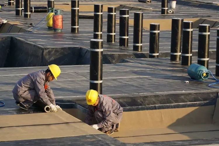 Torch-on waterproof membrane construction